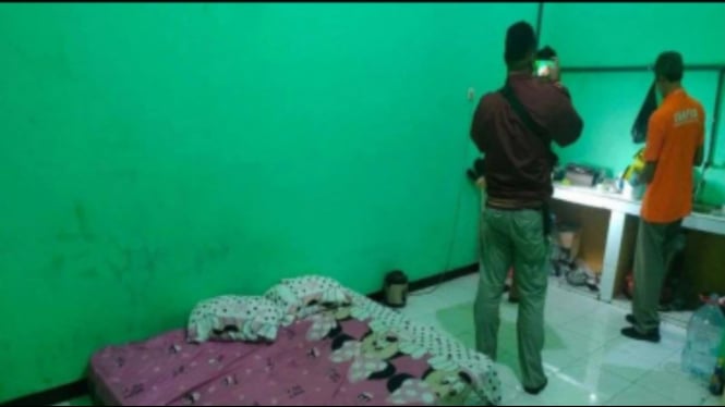 Petugas melakukan olah TKP di kamar kos korban di Mojokerto