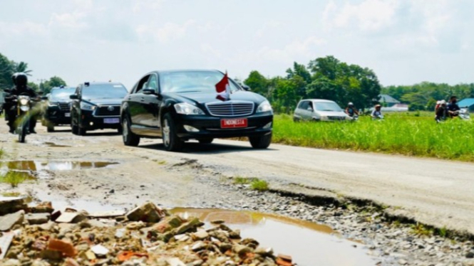 Presiden Jokowi tinjau jalan rusak di Lampung naik mobil Indonesia 1
