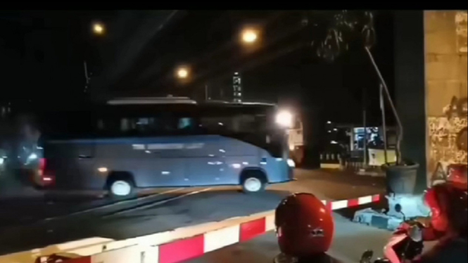 Bus TNI AL terobos perlintasan Kereta Api di Malang