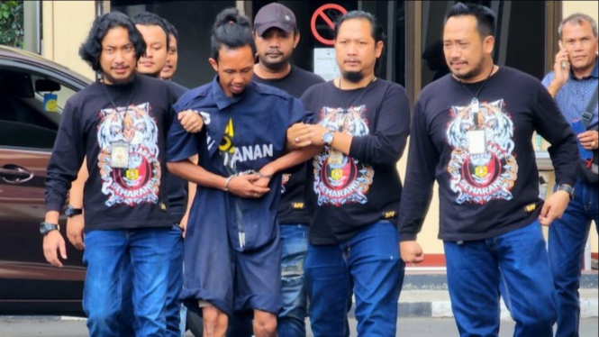 Pelaku Mutilasi dan Dicor Semarang saat dibawa petugas.