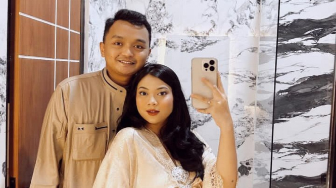 Hanum Mega dan Suamiya Achmad Herlambang