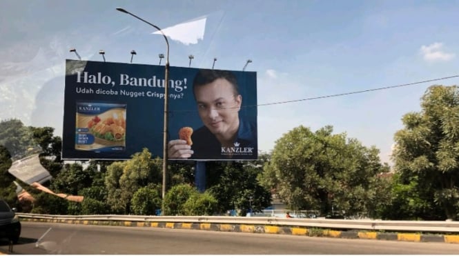 Billboard Nicholas Saputra Pegang Kanzler Nugget di Kota Bandung