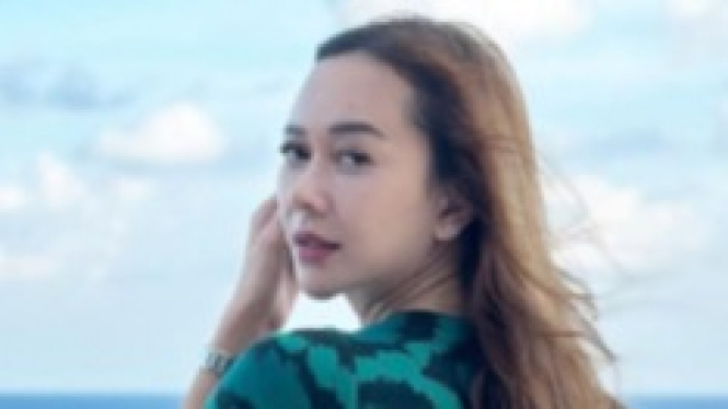 Pamer Foto Seksi di Pantai, Aura Kasih Bikin Heboh Netizen