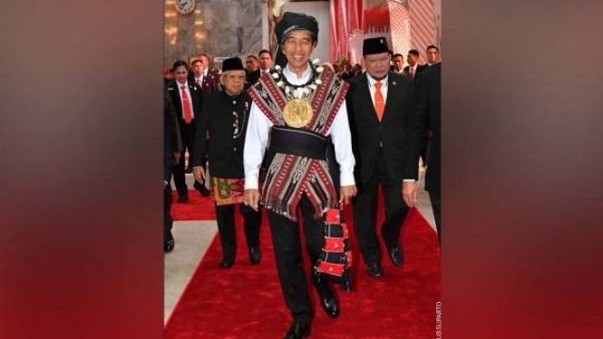 Jokowi Kenakan Baju Adat Tanimbar
