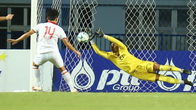 Kiper Timnas Indonesia U-23 Ernando Ari gagalkan penalti