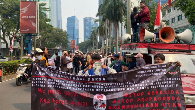 Ratusan massa aksi di depan Kedutaan Besar China, Kuningan, Jakarta