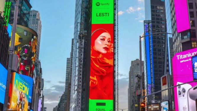 Foto Lesty Kejora di Times Square, NY