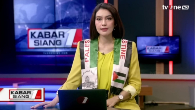 Presenter tvOne Gunakan syal Palestina saat siaran.