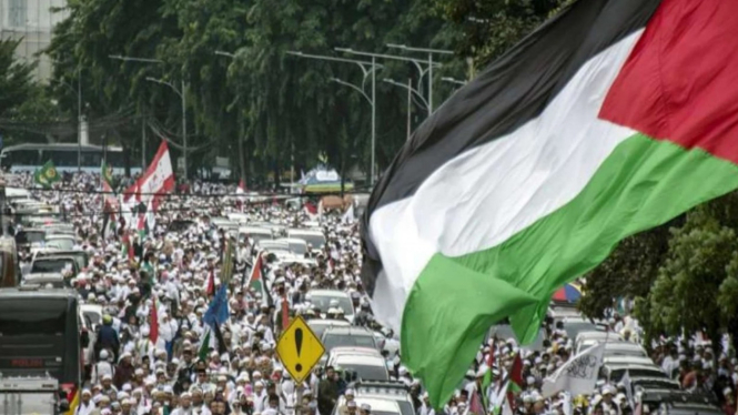 Ratusan massa hadiri aksi bela Palestina di Jakarta