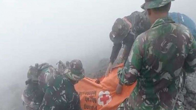 Tim Sar evakuasi pendaki di Gunung Marapi Sumbar.