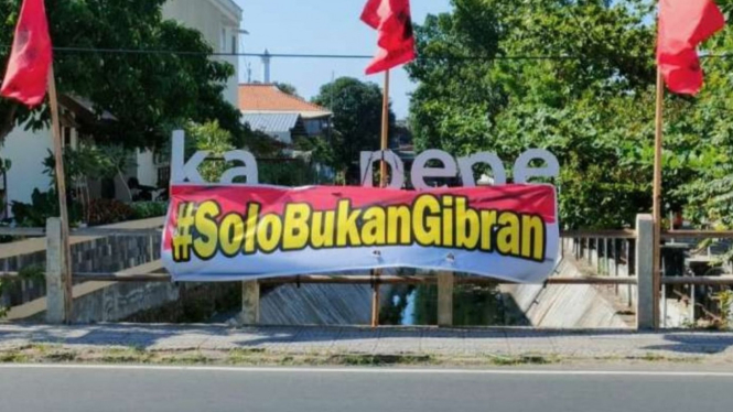 Spanduk #SoloBukanGibran bertebaran di jalanan Kota Surakarta.