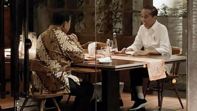 Momen Prabowo Subianto dan Joko Widodo makan malam