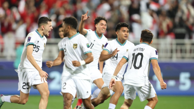 Timnas Indonesia merayakan gol ke gawang Vietnam.
