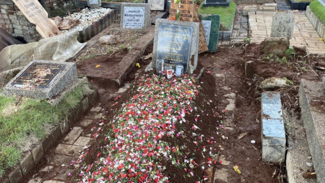 Pemakaman ayah Ammar Zoni, Suhendri Zoni.