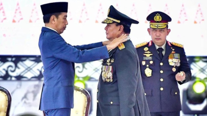 Presiden Jokowi sematkan penghargaan ke Prabowo.