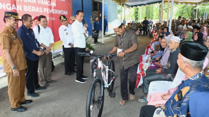 Presiden Jokowi menyalurkan bantuan pangan cadangan beras pemerintah