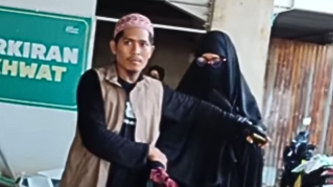 Viral pria bercadar menyelinap ke area perempuan di Masjid.