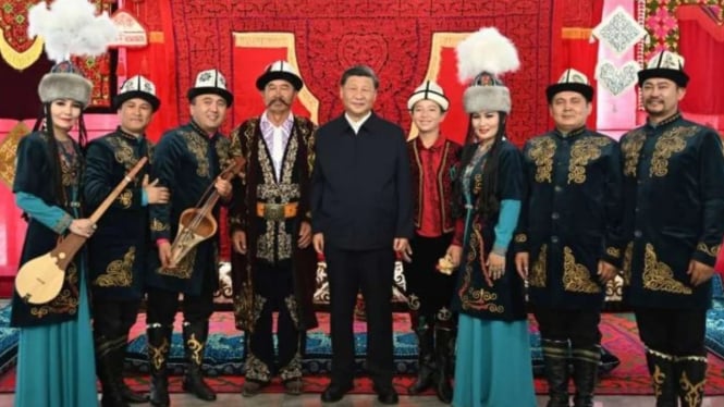 Xi Jinping bersama para seniman di Museum Xinjiang,
