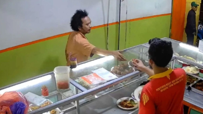 Viral Pria Kribo Makan Seenaknya Bayar Semaunya di Warteg Jakpus.