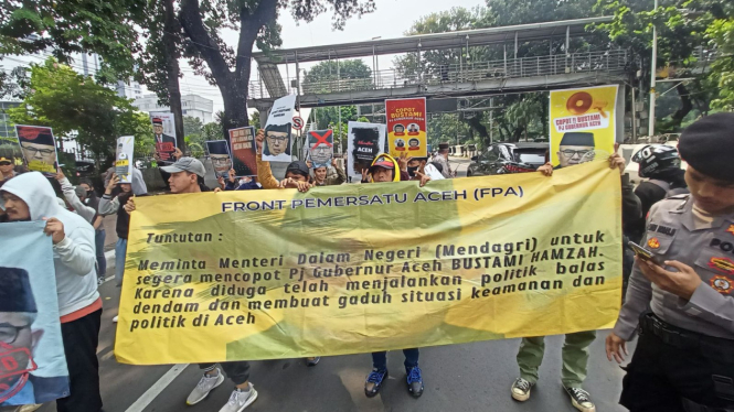 Font Pemersatu Aceh (FPA) unjuk rasa di depan kantor Kemenkopolhukam dan Kemendagri