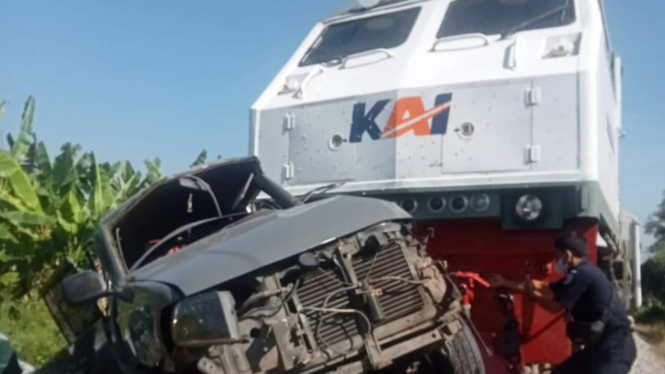 Mobil rombongan Ibu Nyai Ponpes Sidogori tertabrak KA Pandalungan.