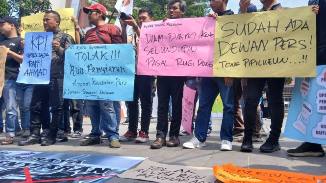 Puluhan wartawan berdemo di depan Gedung DPRD Kota Sukabumi