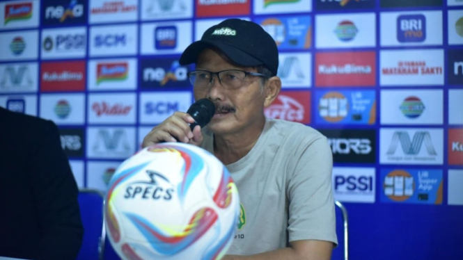 Pelatih Persikabo 1973 dan legenda Persib, Djadjang Nurdjaman.