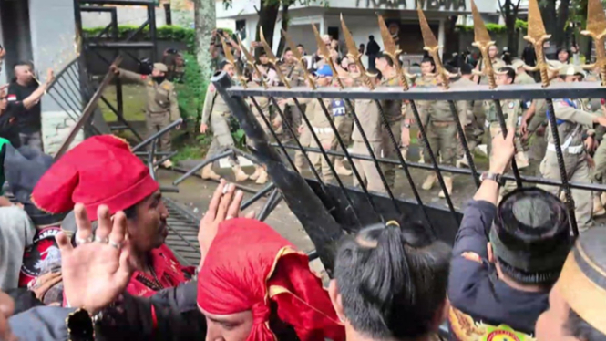 Demo penolakan W Super Club di Makassar.
