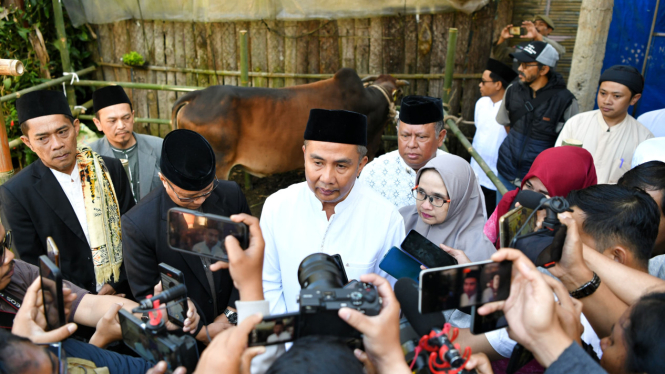 Bey Machmudin laksanakan salat Idul Adha di Bandung.
