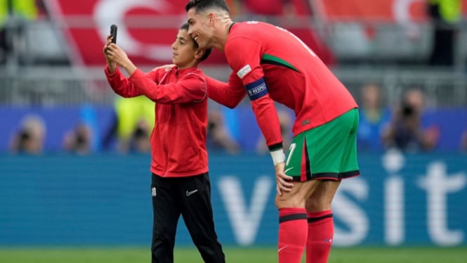 Cristiano Ronaldo selfie bareng bocil di Piala Euro 2024.