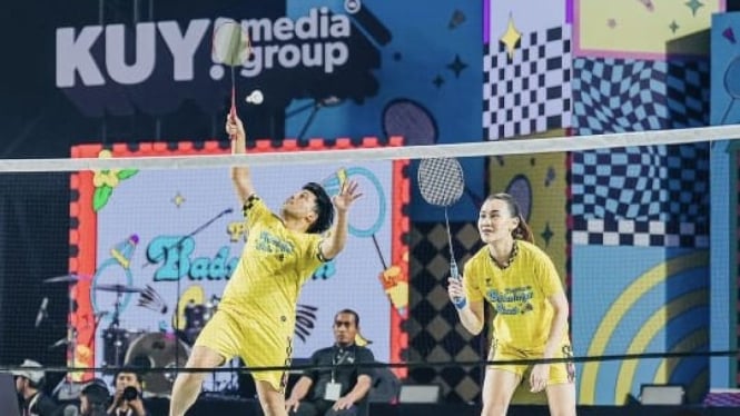 Thoriq Halilintar dan Aaliyah Massaid bermain badminton.