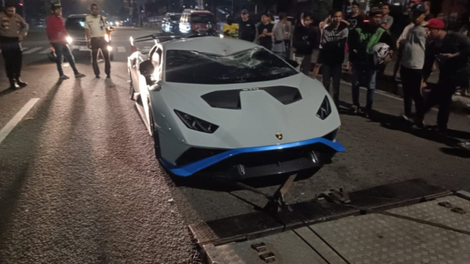 Lamborghini tabrak pemulung.