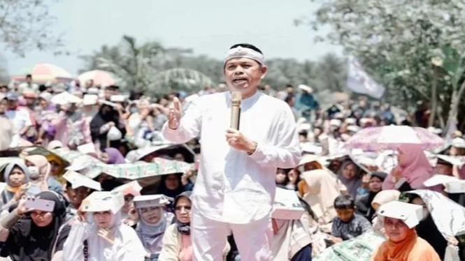 Dedi Mulyadi sedang menyampaikan orasi di tengah masyarakat