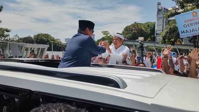 Momen KDM diminta naik ke atas mobil oleh Prabowo Subianto.