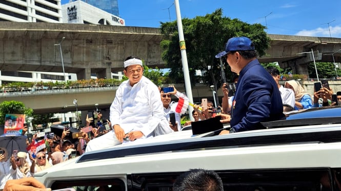 KDM diminta naik ke atas mobil oleh Prabowo Subianto.