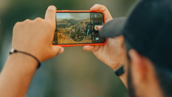 foto menggunakan kamera ponsel