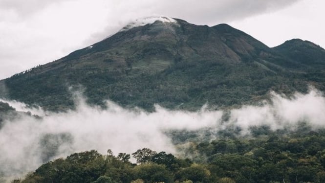 Gunung berkabut (foto ilustrasi).