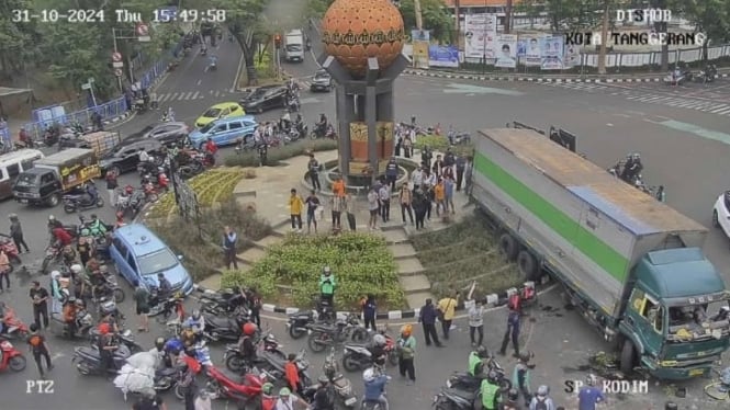 Rekaman CCTV tabrakan maut di Cipondoh, Tangerang.