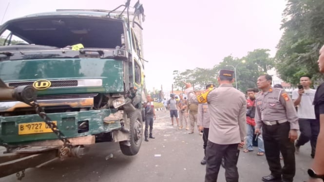 Truk ugal-ugala di Cipondoh, Tangerang.