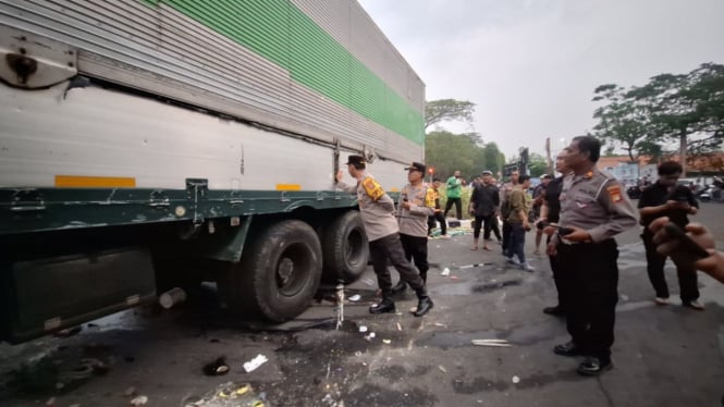 Polisi olah TKP lokasi kecelakaan maut di Cipondoh, Tangerang.