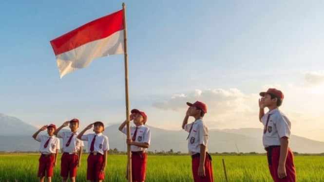 Anak-anak SD sedang hormat bendera (foto ilustrasi).