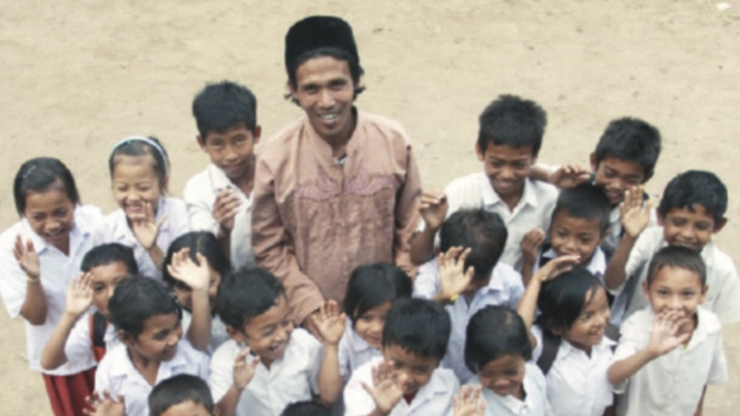 Marwan Hakim (tengah) inpirator pendidikan asal Lombok.