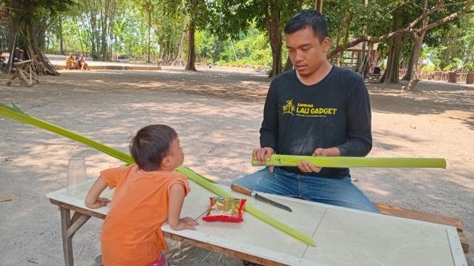 Achmad Irfandi Membuat Mainan Tradisional dari Pelepah Pisang