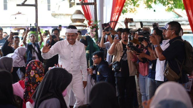 Cagub Jabar Dedi Mulyadi nyoblos di Purwakarta.