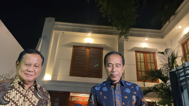 Jokowi berkunjung ke kediaman Prabowo di Kartanegara.