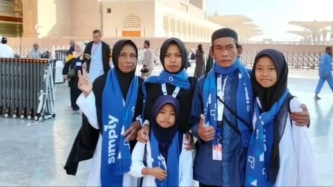 Momen Sunhaji Penjual Es Teh Umroh Sekeluarga