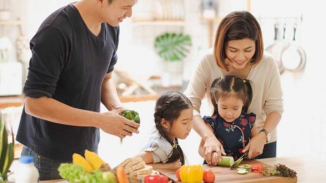 Anak Memasak dengan Orang Tua