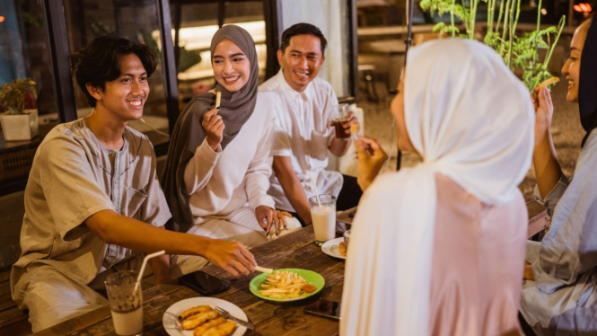 Orang berbuka puasa (foto ilustrasi)