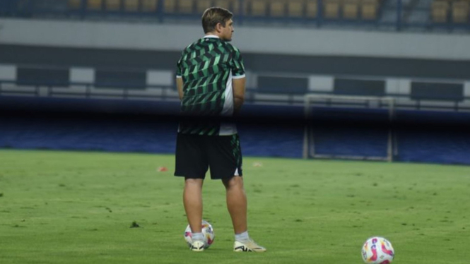 Asisten pelatih Persib, Igor Tolic memantau sesi latihan Persib