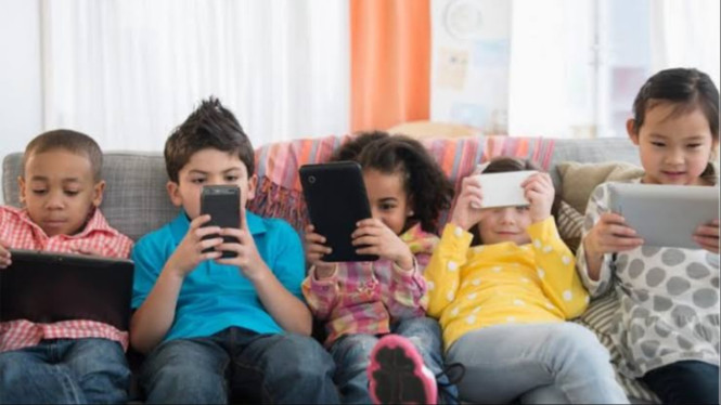 Ilustrasi Anak Kecanduan Gadget